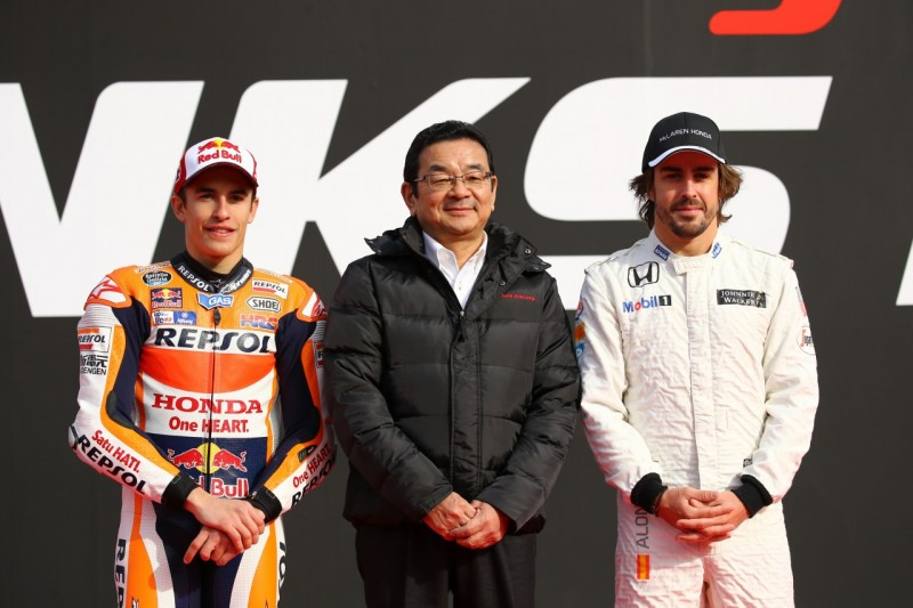 Weekend di festa a Motegi per la Honda: a sinistra Marc Marquez, a destra Fernando Alonso, le stelle del marchio che hanno salutato un 2015 non troppo fortunato in MotoGP e F1